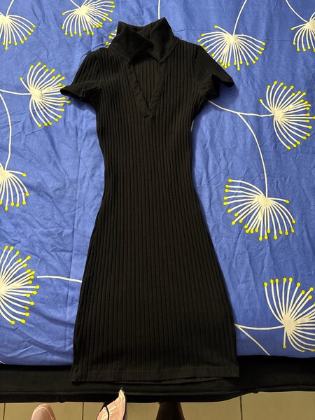 Robe noire côtelée élégante