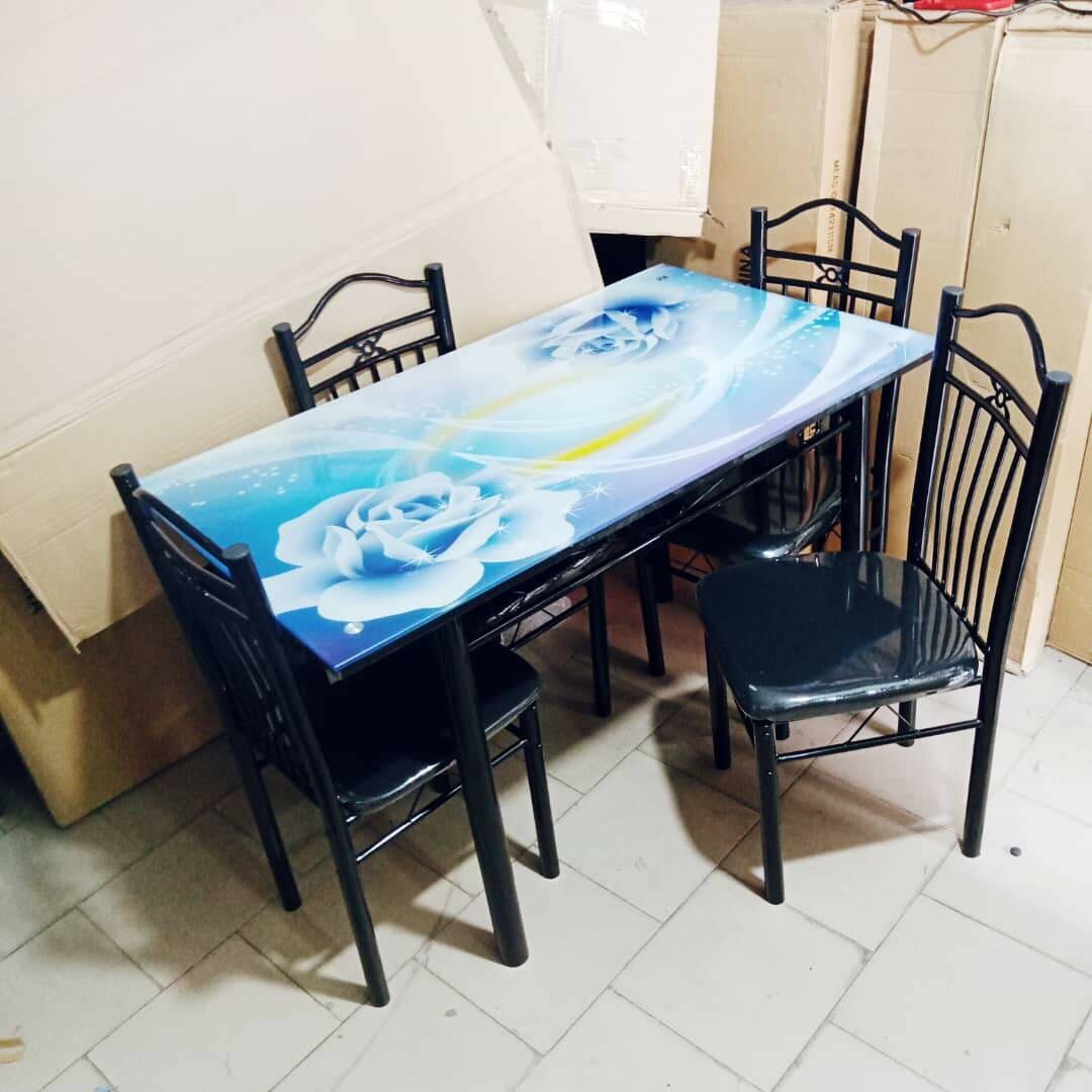 Table à manger design floral