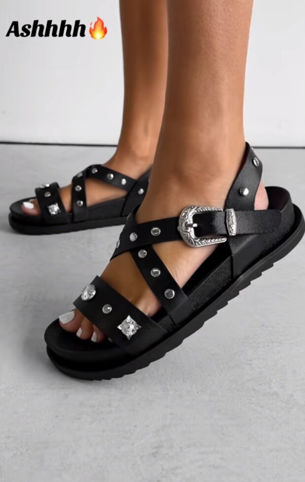 Sandales Noires Cloutées Élégantes