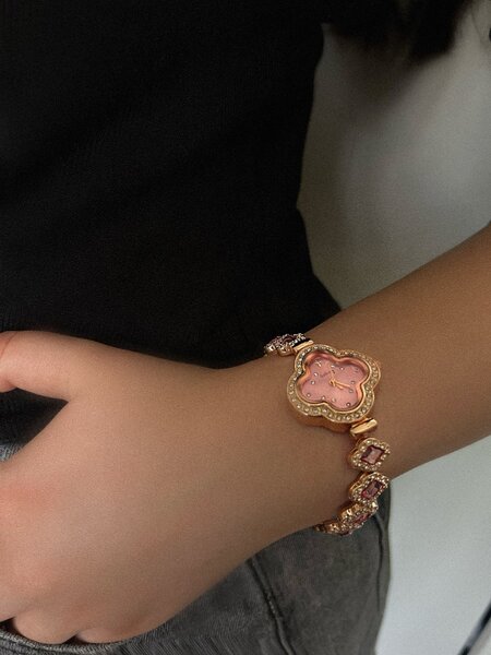 Розовые часы Van Cleef