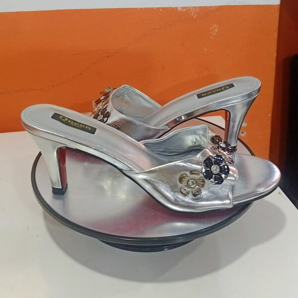 Sandales à talons fleuries