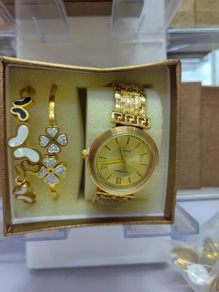 Montre Dorée Élégante Femme