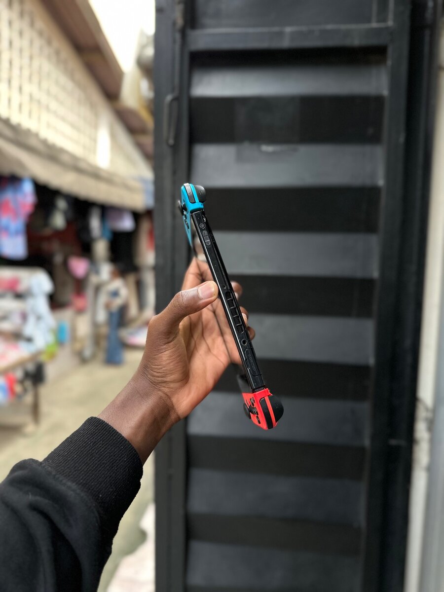 Nitendo switch avec 30 jeux vendu en magasin.