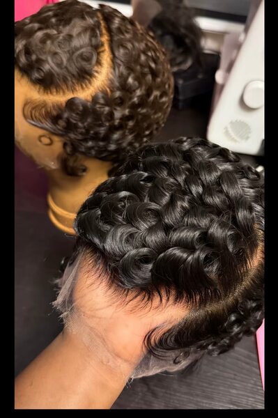 Perruque en dentelle bouclée