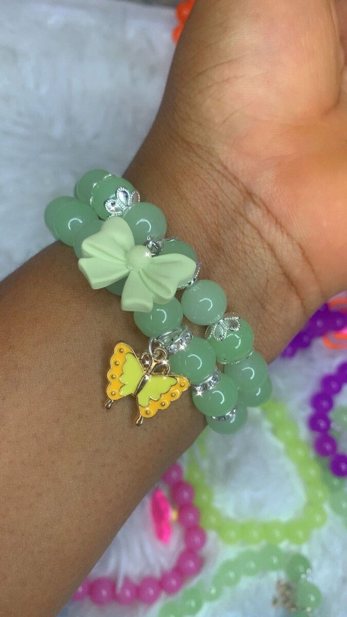 Bracelets en perles colorées avec breloques papillon