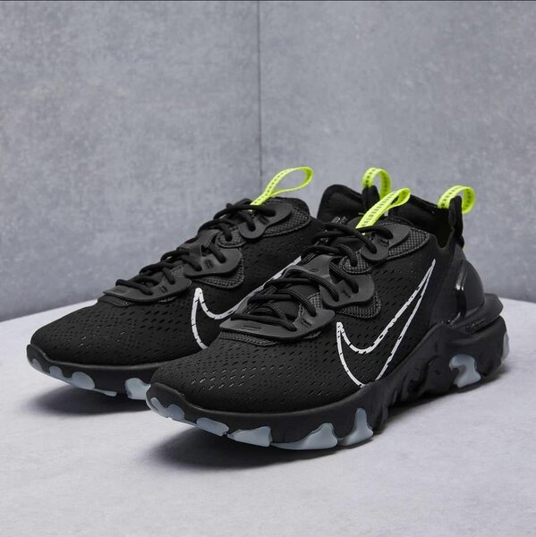 Baskets de sport noires modernes