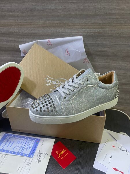 Baskets en cuir argenté à clous