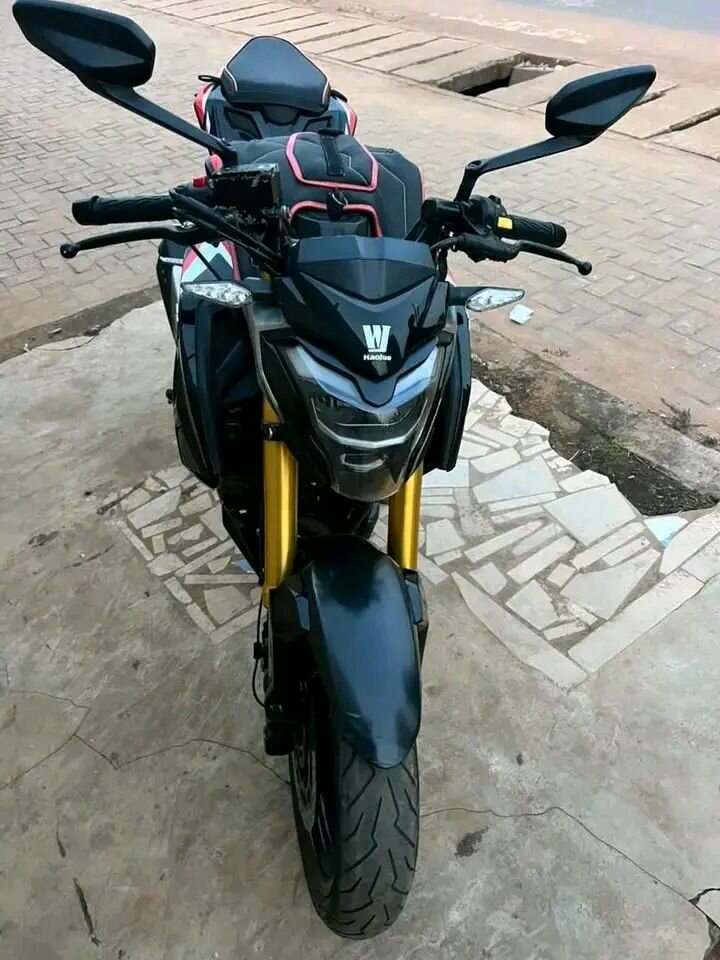 Moto sportive DR 300 noire