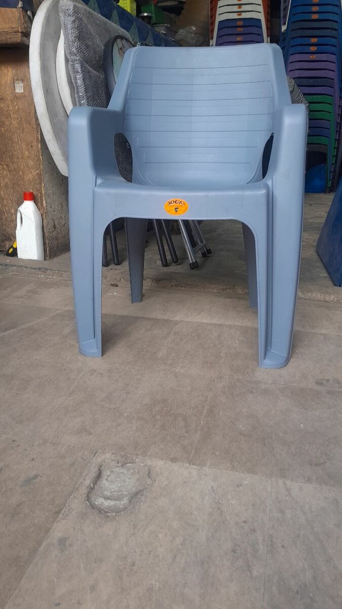 Chaises en plastique empilables