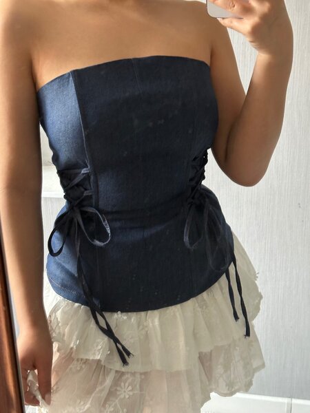 в наличии корсет с завязками