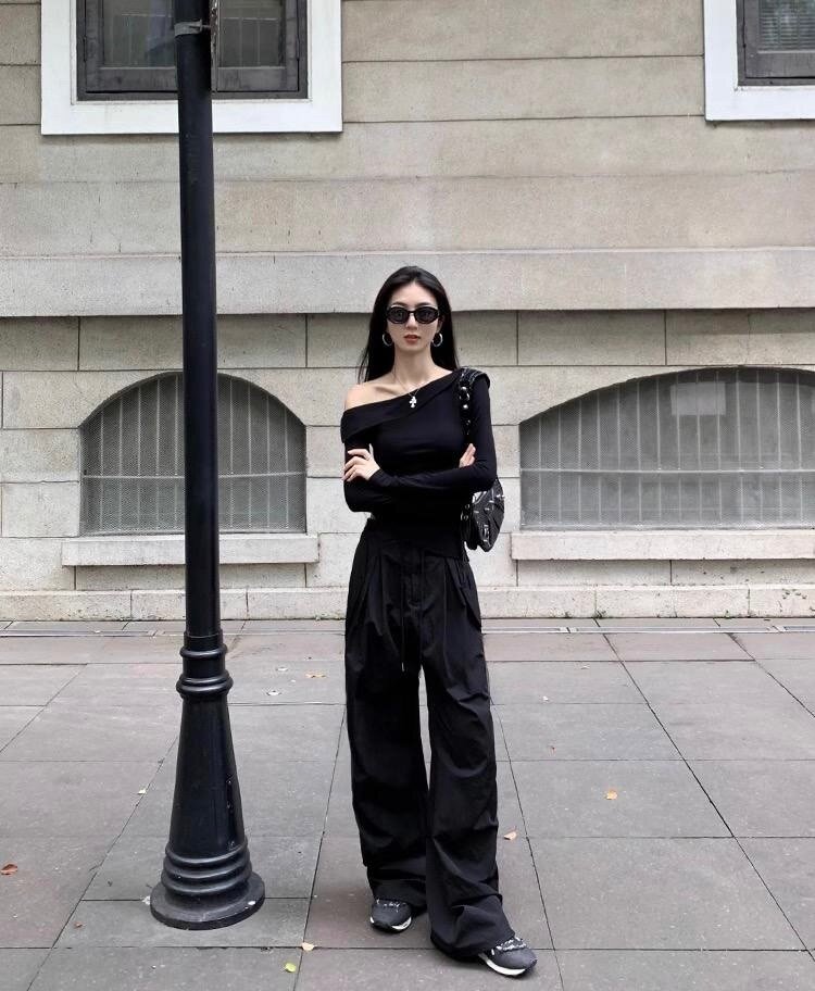 Лонгслив с открытым плечом из вискозы