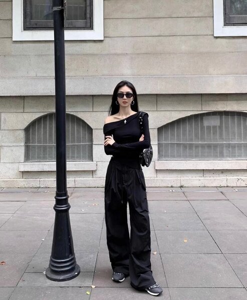 Лонгслив с открытым плечом из вискозы