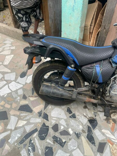 Moto urbaine robuste noire