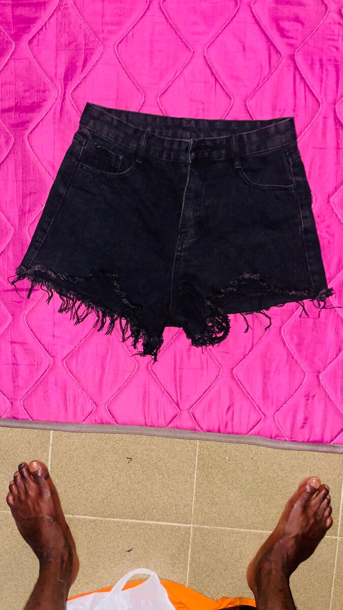 Short en jean noir déchiré