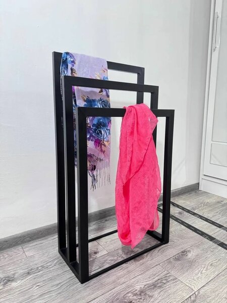 Металлическая вешалка