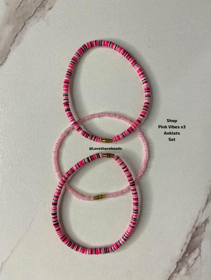 Lot de bracelets en perles colorés