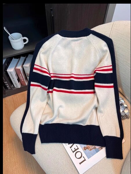 Стильный свитер с молнией на воротнике