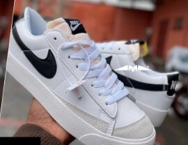 Nike sneakers white