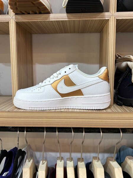 Baskets blanches et dorées