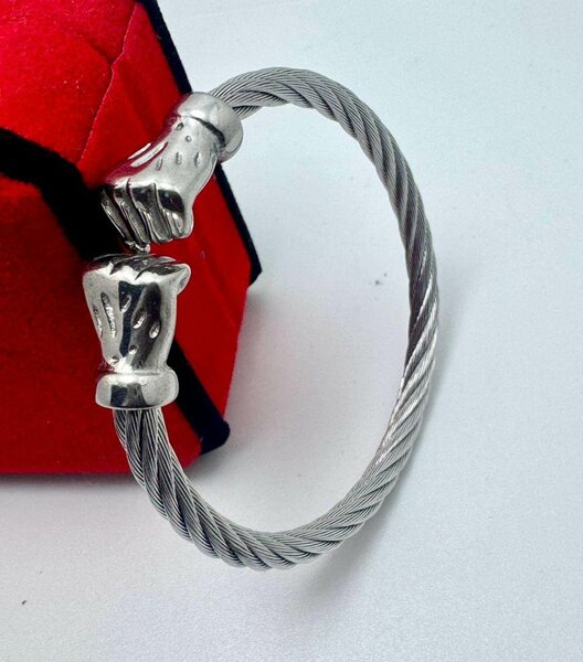 Bracelet en acier mains