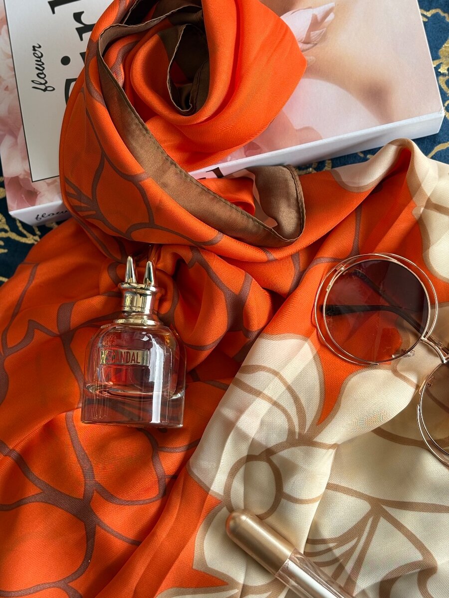 Écharpe en soie floral chic