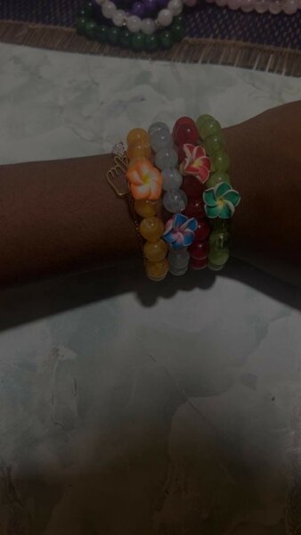 Bracelets colorés à fleurs