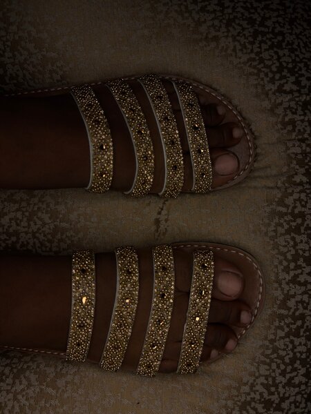 Sandales dorées élégantes