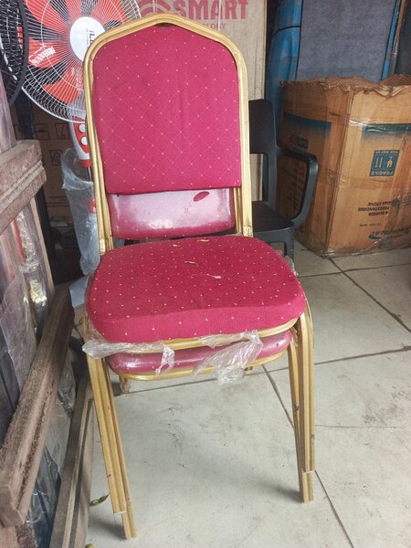 Chaise empilable élégante