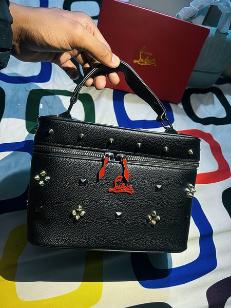 Sac à main clouté noir élégant