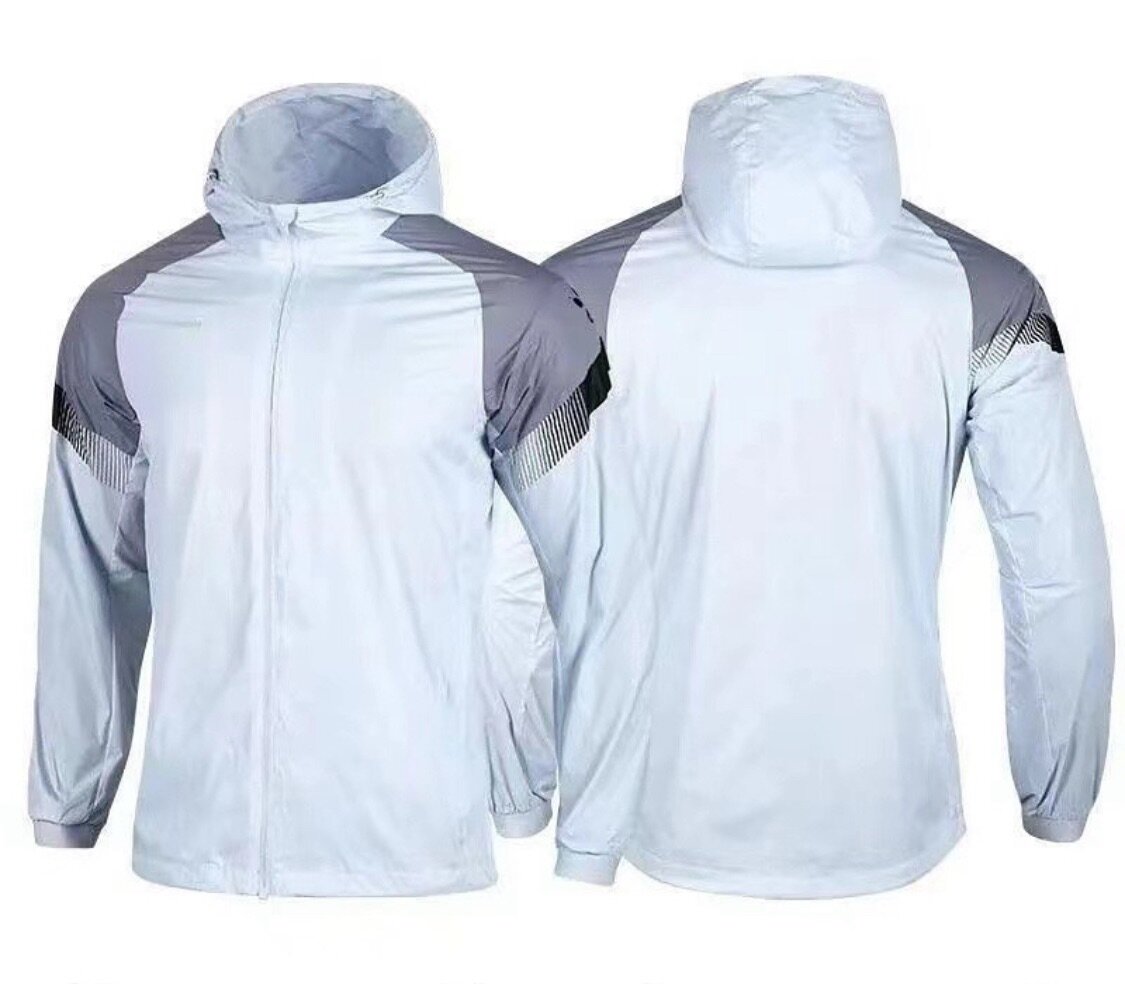 Спортивный костюм, дождевик.