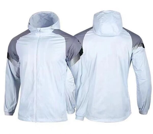 Спортивный костюм, дождевик.