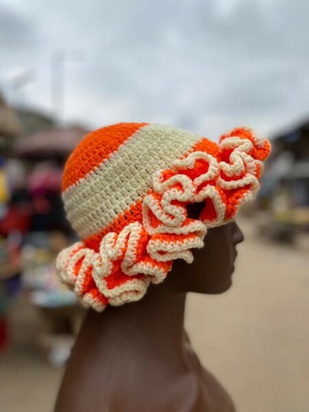 Chapeau crocheté coloré