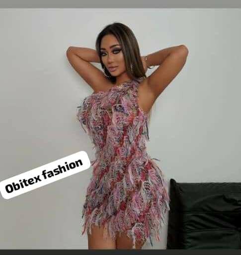 Robe élégante avec plumes