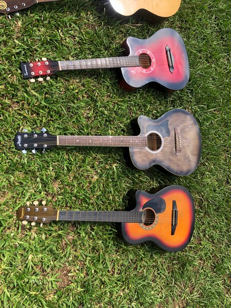 Guitares acoustiques colorées