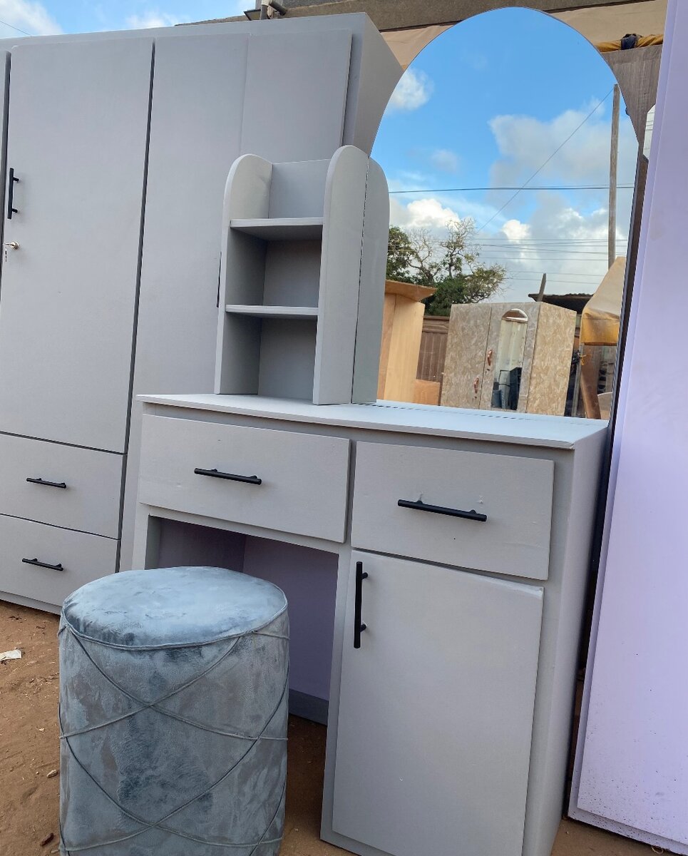 New Dresser. Payment on Delivery