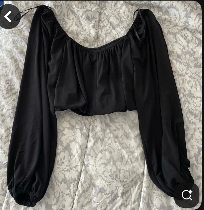 Blouse noire à manches bouffantes