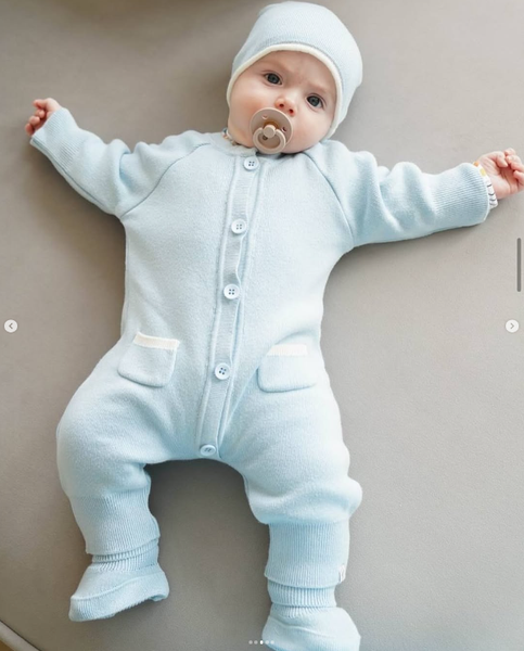 лаконичный комбинезон, мягкая шапочка и удобные пинетки.