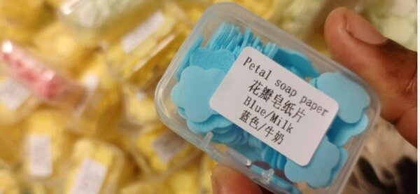 Papier savon pétales colorés