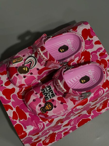 Sabots Crocs roses BAPE