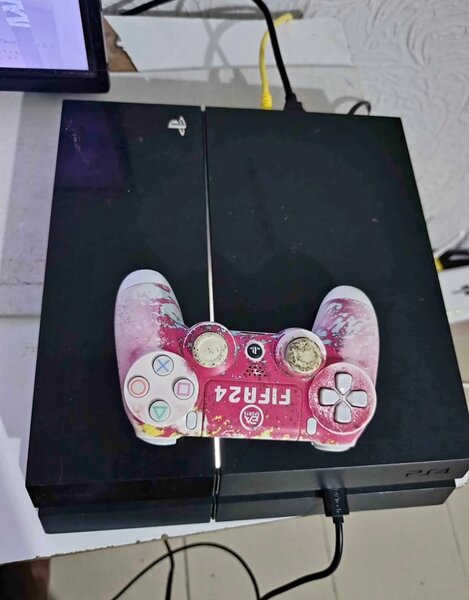 Console PS4 avec manette