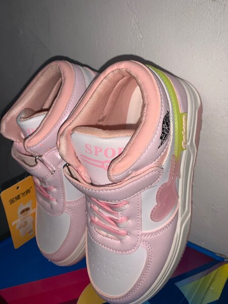 Kids sneakers (sports)