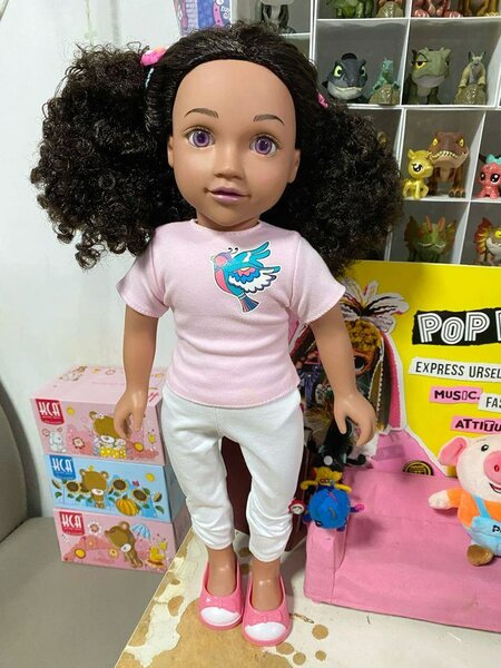 Poupée moderne grande taille