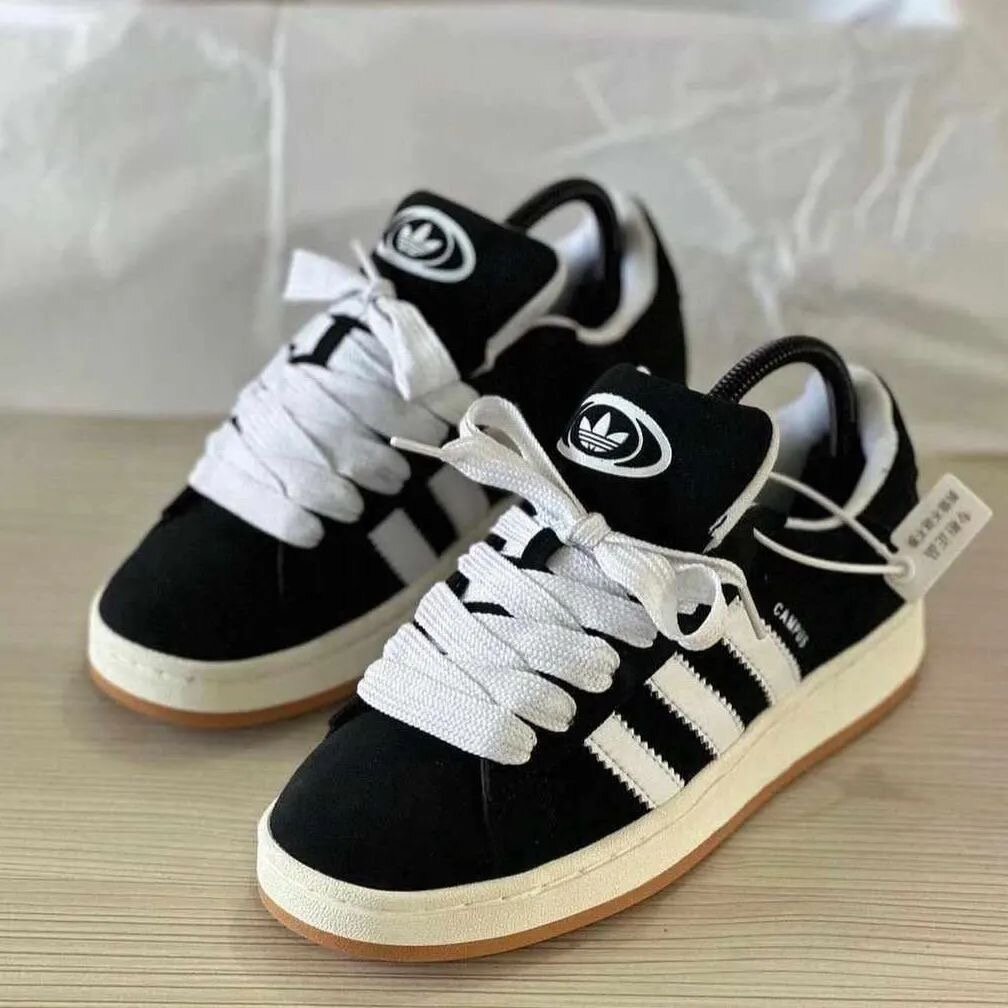 Basket noires à bandes blanches