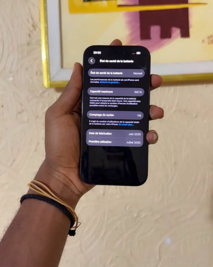 iPhone 16 simple noir