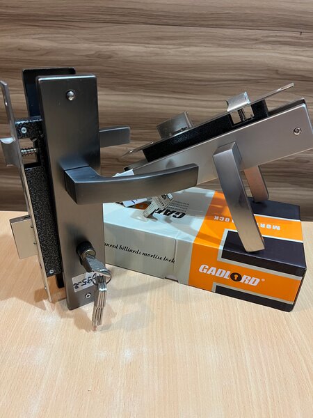 Poignée de porte moderne en acier