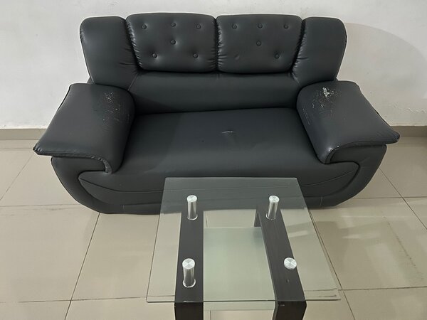 Canapé en cuir usé
