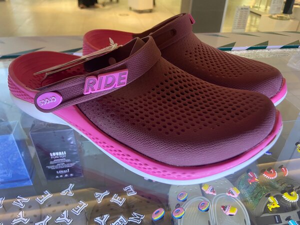 CROCS LITE RIDES SIZE 9US