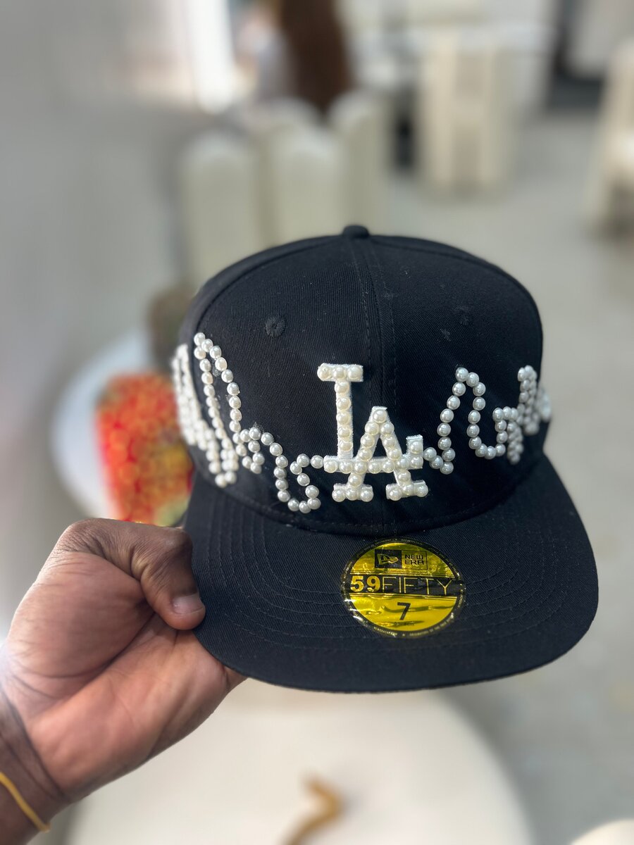 Casquette noire avec perles