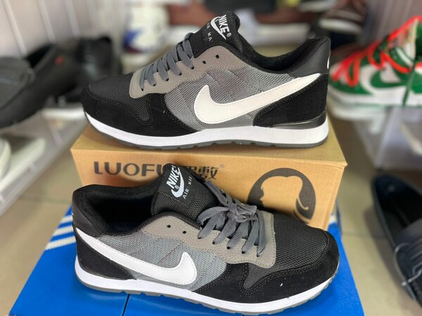 Baskets noires et grises