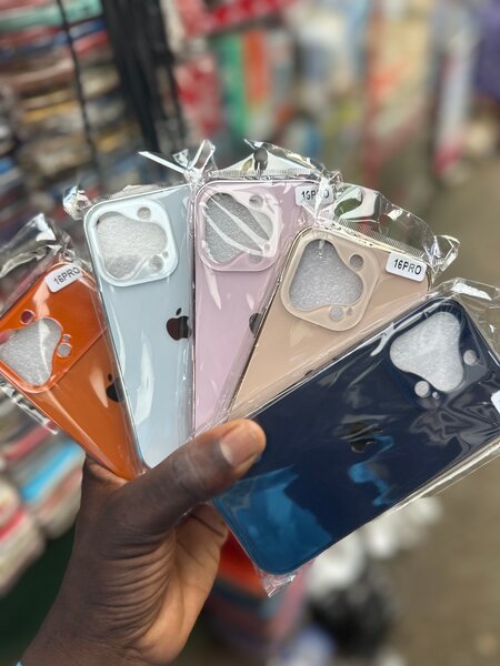 Coques iPhone 16 Pro Colorées
